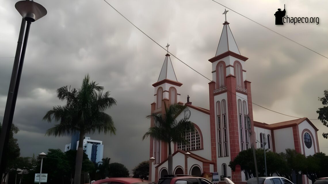 Tempo instável traz frio e mantém SC sob risco de temporais isolados Tempo instável traz frio e mantém SC sob risco de temporais isolados