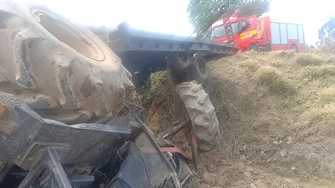 Agricultor morre após sair da pista e capotar trator no Vale do Itajaí Agricultor morre após sair da pista e capotar trator no Vale do Itajaí