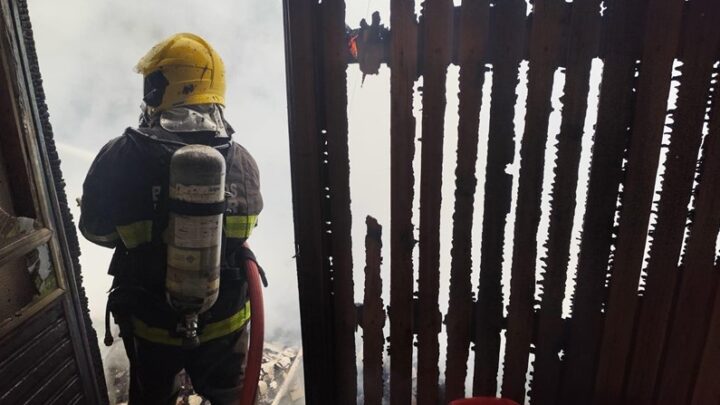 Bombeiros utilizam 11 mil litros de água para combater incêndio em residência em Chapecó