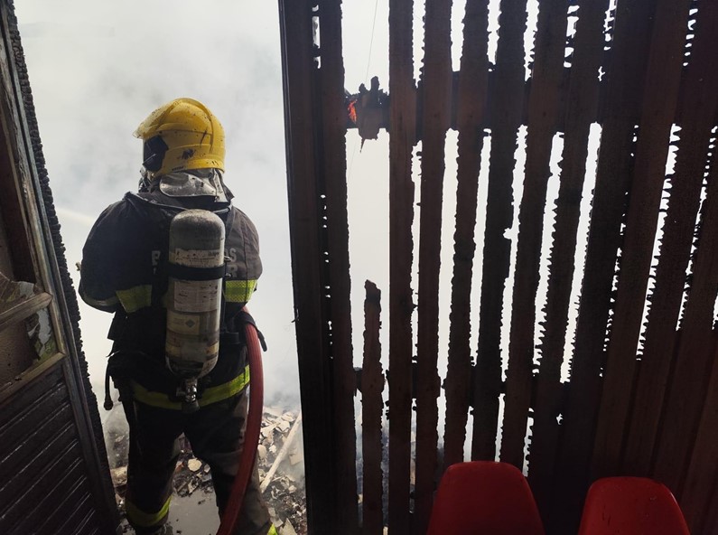 Bombeiros utilizam 11 mil litros de água para combater incêndio em residência em Chapecó