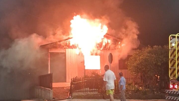 Casa é totalmente destruída por incêndio no Centro de Irani