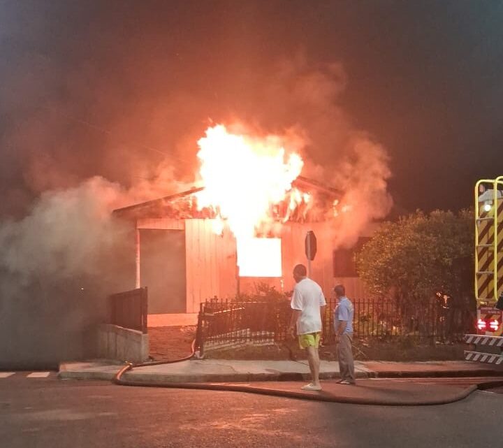 Casa é totalmente destruída por incêndio no Centro de Irani