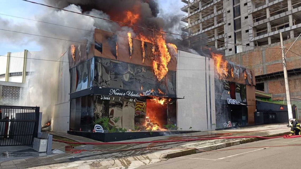 Fogo destrói loja de móveis no Centro de Concórdia Fogo destrói loja de móveis no Centro de Concórdia