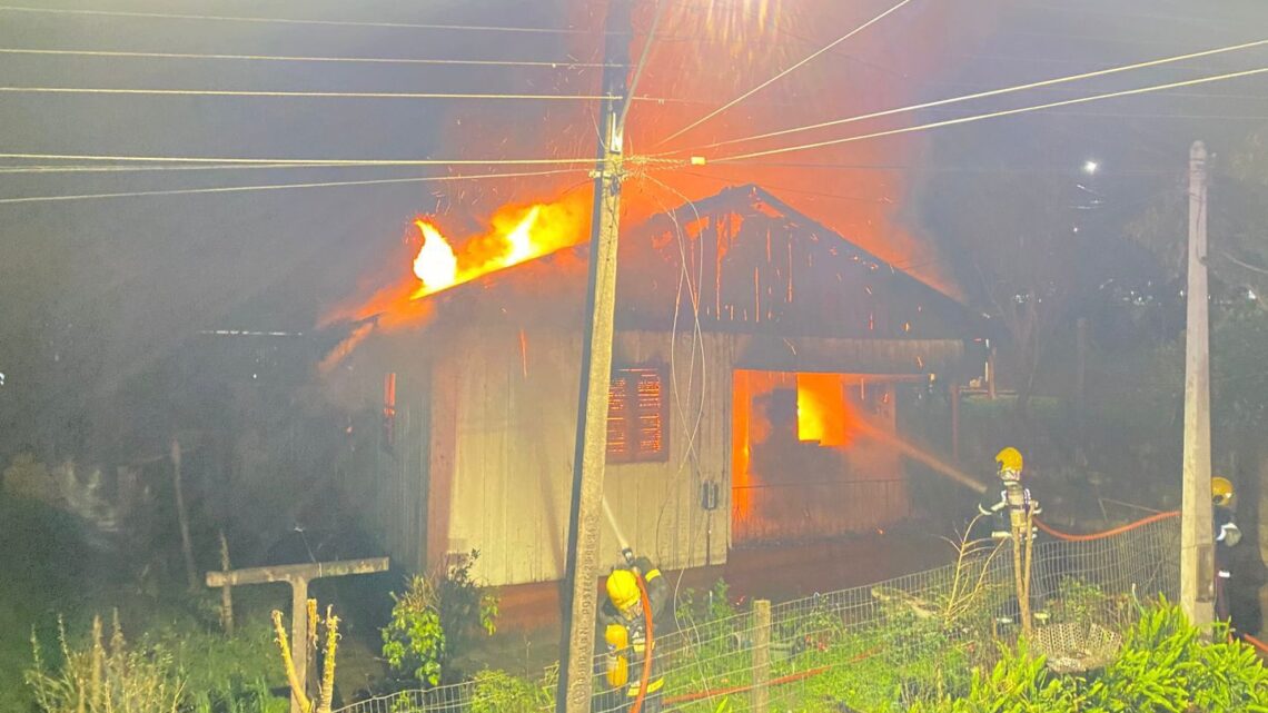Residência fica destruída ao pegar fogo durante a noite em Iporã do Oeste Residência fica destruída ao pegar fogo durante a noite em Iporã do Oeste