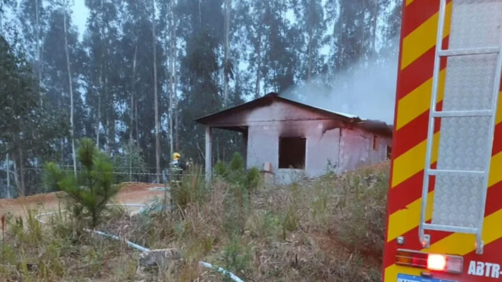 Idoso ateia fogo na esposa e é preso por tentativa de feminicídio em SC