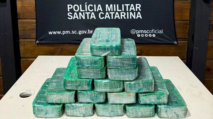 Mulher é presa com mais de 17 quilos de crack no centro de Imbituba Mulher é presa com mais de 17 quilos de crack no centro de Imbituba