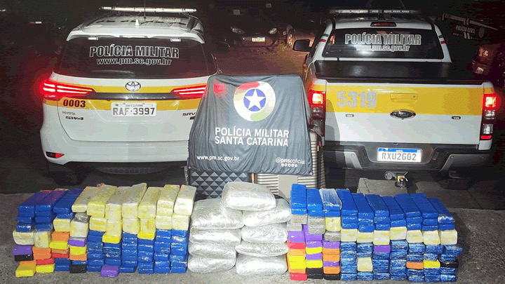 Dupla é presa com quase 170 kg de maconha em Garuva Dupla é presa com quase 170 kg de maconha em Garuva