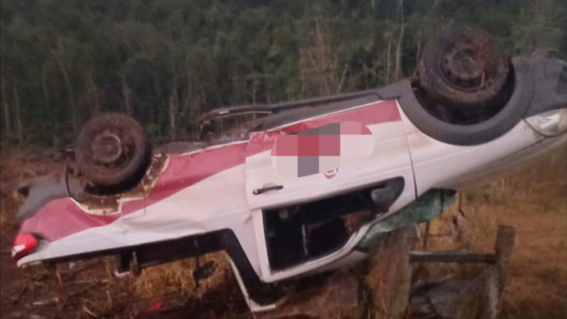 Carro fica de “cabeça” para baixo após capotamento em SC Carro fica de “cabeça” para baixo após capotamento em SC
