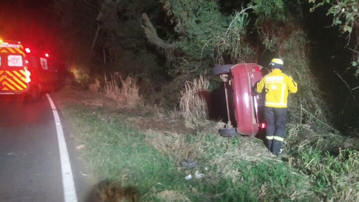 Motorista fica ferido após carro sair da pista e colidir contra árvore em SC