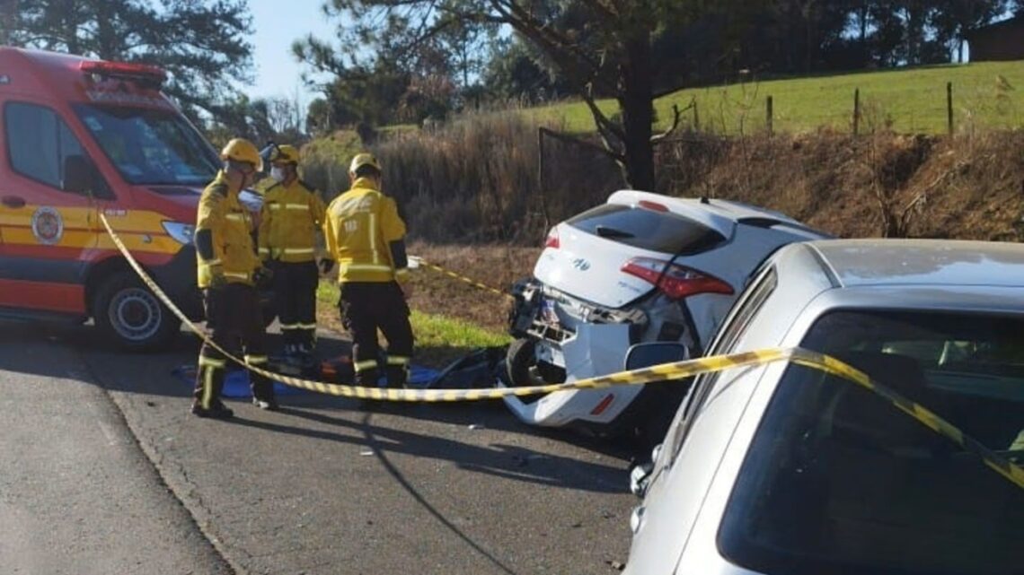 Grave acidente entre carros e caminhão mata duas pessoas na BR-470 em SC Grave acidente entre carros e caminhão mata duas pessoas na BR-470 em SC