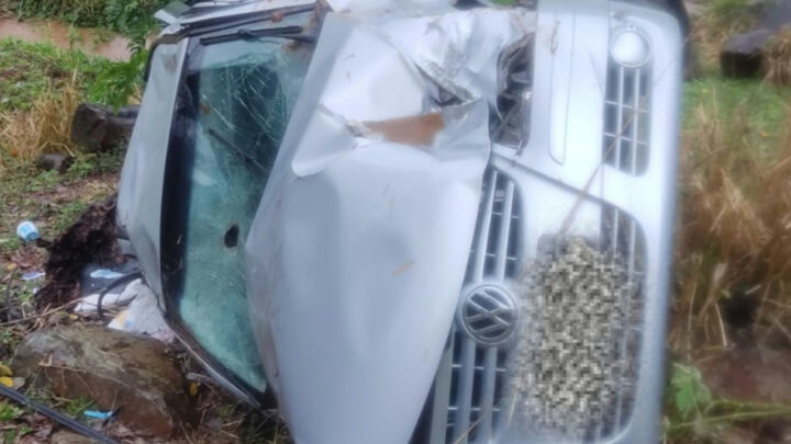 Veículo capota várias vezes e vai parar longe da pista na SC-157