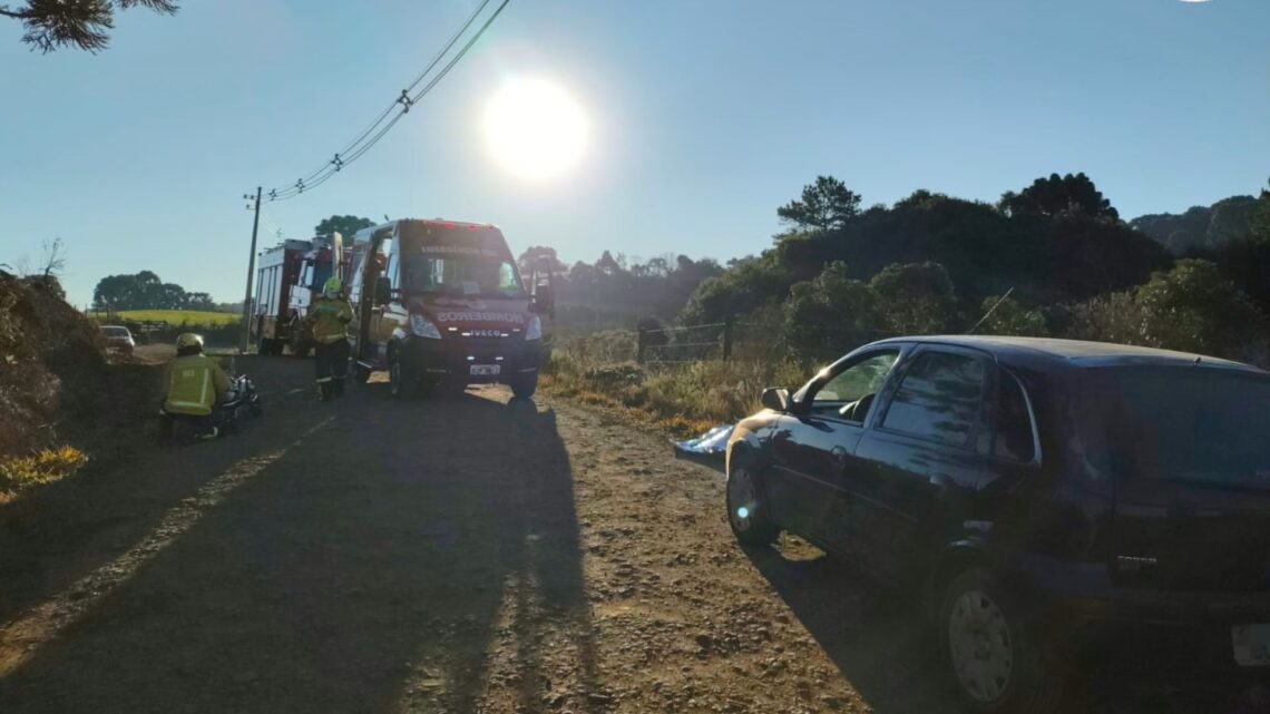 Idoso morre após tombar carro em estrada no interior de SC Idoso morre após tombar carro em estrada no interior de SC