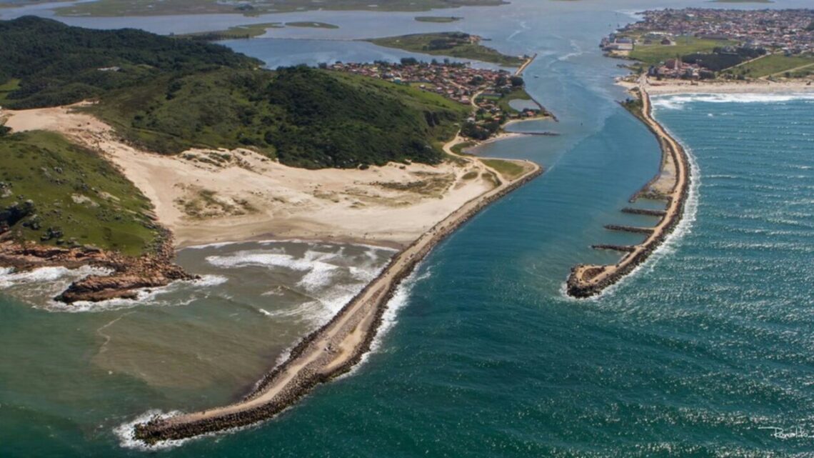 Pescador morre afogado após se desequilibrar e cair de molhe em SC