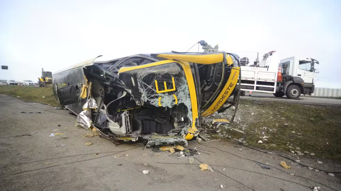Capotamento de ônibus na BR-101 em SC deixa um morto e vários feridos; veja as imagens Capotamento de ônibus na BR-101 em SC deixa um morto e vários feridos; veja as imagens