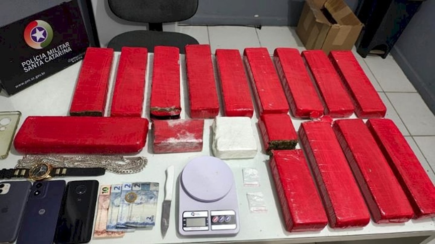 Após tentativa de fuga, PM apreende mais de 15 quilos de drogas em Schroeder Após tentativa de fuga, PM apreende mais de 15 quilos de drogas em Schroeder