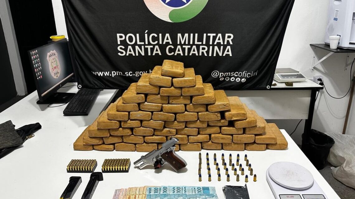 Homem tenta fugir da polícia e acaba preso com mais de 30 kg de maconha, arma e munições em Chapecó; veja o vídeo