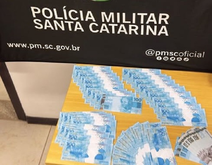 Jovem é preso com R$ 5 mil em notas falsas em Caçador Jovem é preso com R$ 5 mil em notas falsas em Caçador