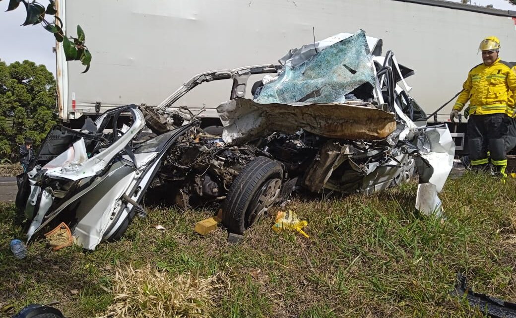 Casal e criança morrem em grave acidente entre carro e caminhão na BR-282 Casal e criança morrem em grave acidente entre carro e caminhão na BR-282