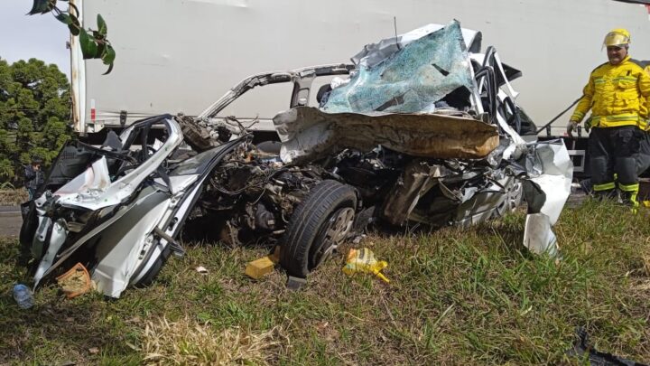 Casal e criança morrem em grave acidente entre carro e caminhão na BR-282