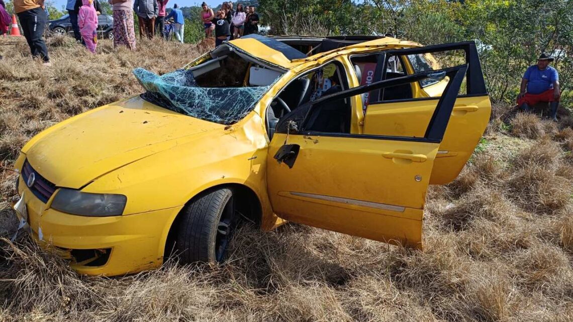 Mulher é socorrida após sair da pista e capotar veículo na SC-480 Mulher é socorrida após sair da pista e capotar veículo na SC-480