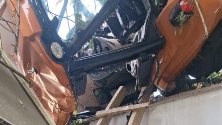 Mulher fica gravemente ferida após capotar trator e cair de ribanceira