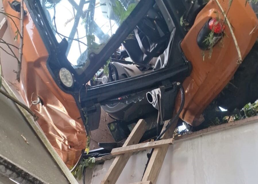 Mulher fica gravemente ferida após capotar trator e cair de ribanceira Mulher fica gravemente ferida após capotar trator e cair de ribanceira