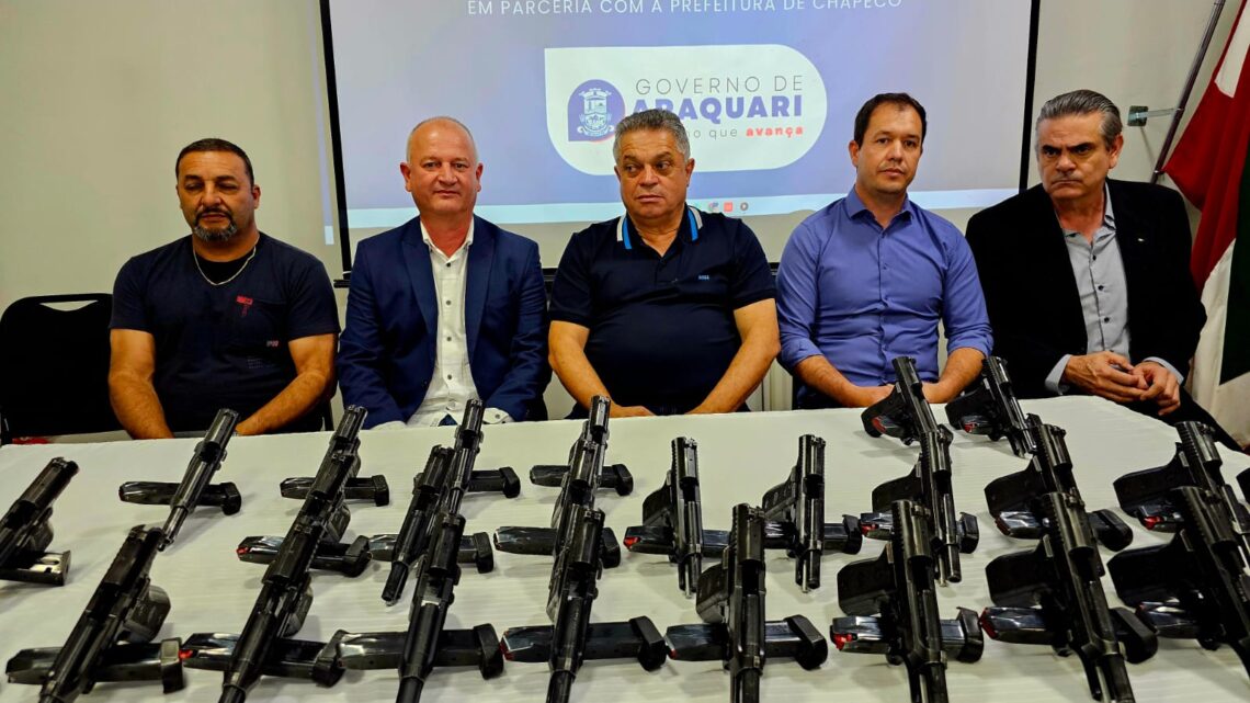 Guarda Municipal de Chapecó doa 30 armas para Guarda de Araquari