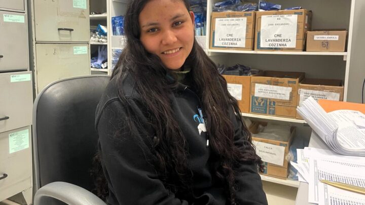 Jovem que superou o câncer na infância inicia primeiro emprego no HRO