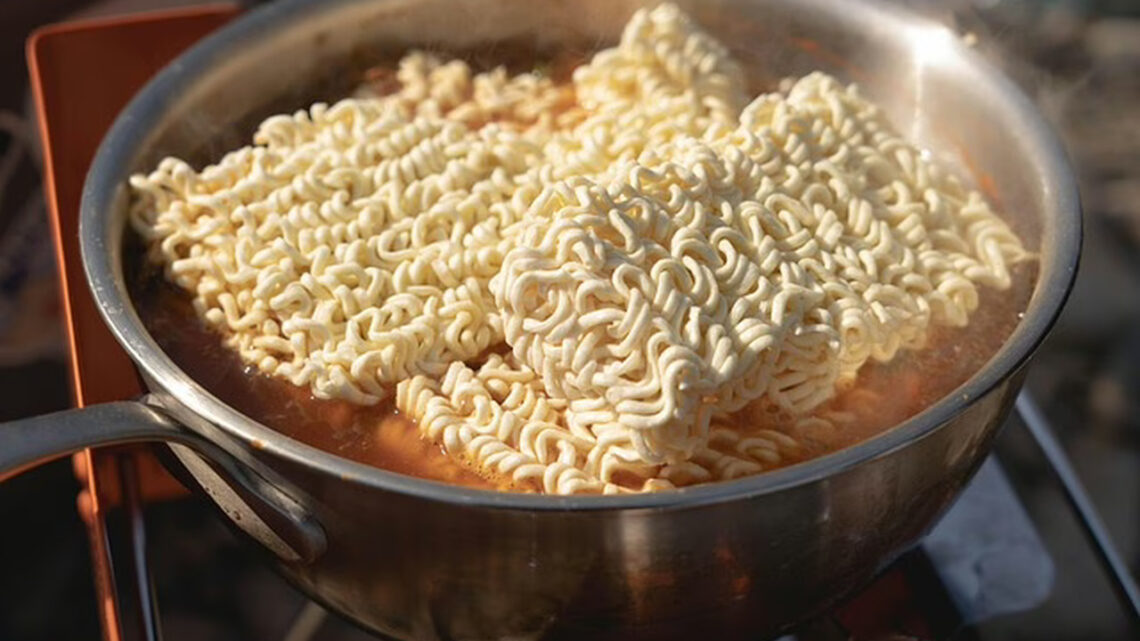 Adolescente de 13 anos morre após comer macarrão instantâneo Adolescente de 13 anos morre após comer macarrão instantâneo