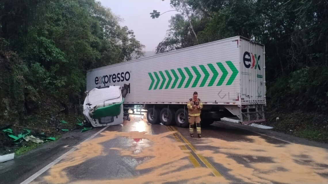 BR-470 fica totalmente interditada após acidente com caminhão