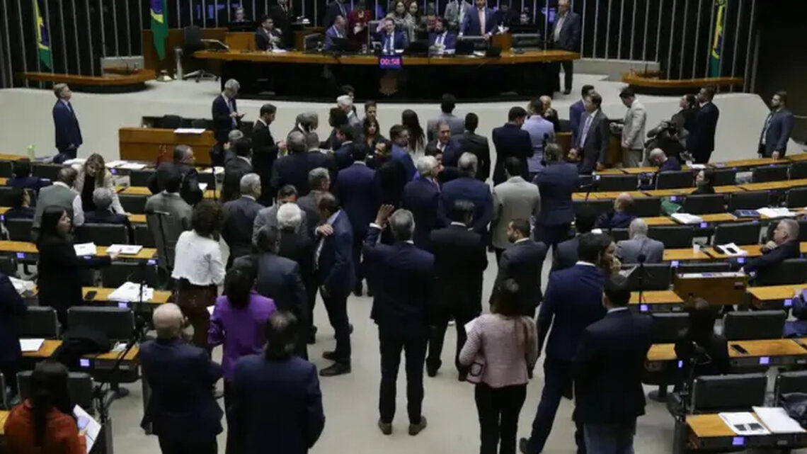 Câmara aprova projeto contra adultização de crianças em redes sociais Câmara aprova projeto contra adultização de crianças em redes sociais