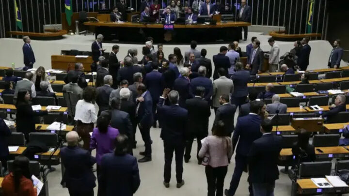 Câmara aprova projeto contra adultização de crianças em redes sociais