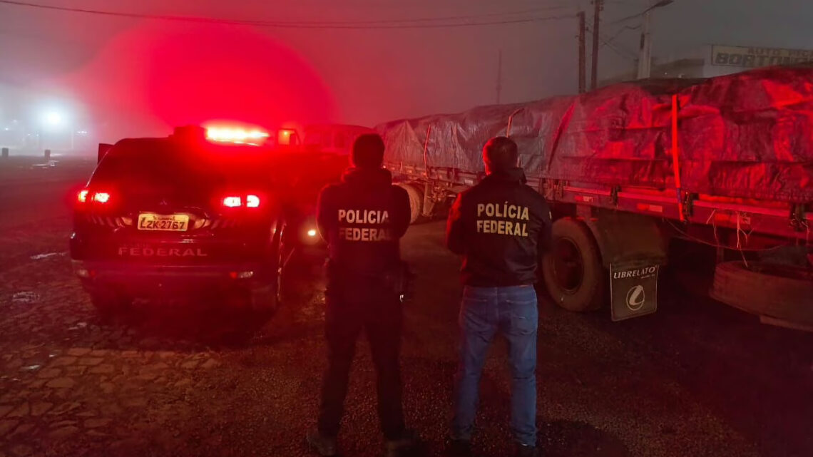 Carreta com 20 toneladas de abóbora é interceptada pela PF na fronteira Carreta com 20 toneladas de abóbora é interceptada pela PF na fronteira