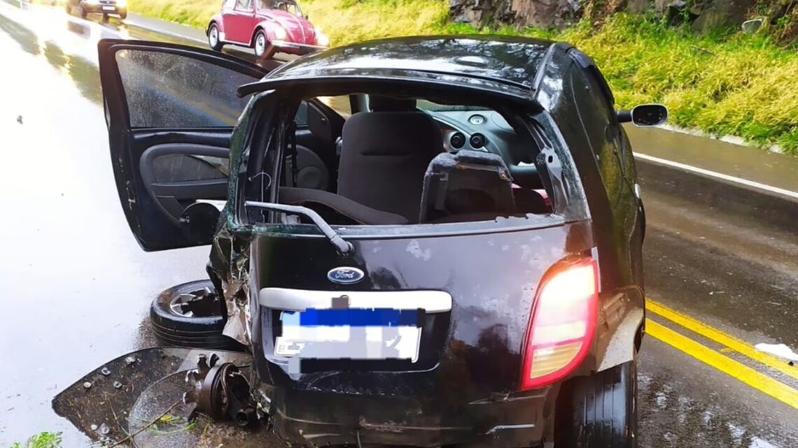 Carro colide contra pedra na BR-282 e deixa feridos; veja imagens Carro colide contra pedra na BR-282 e deixa feridos; veja imagens
