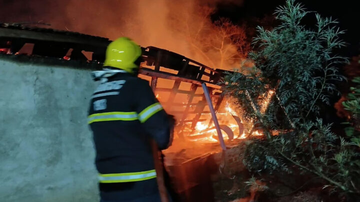 Casa é totalmente consumida por fogo no interior de SC