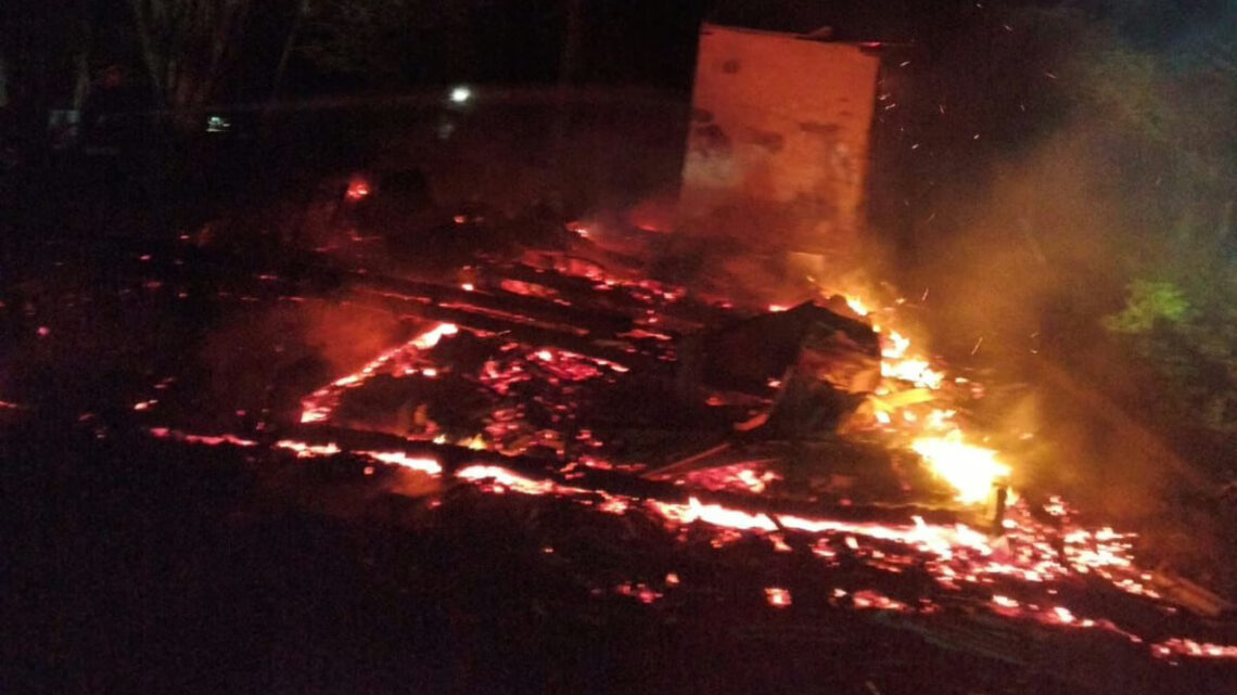 Casal de idosos escapa de incêndio pelas janelas de casa em SC Casal de idosos escapa de incêndio pelas janelas de casa em SC