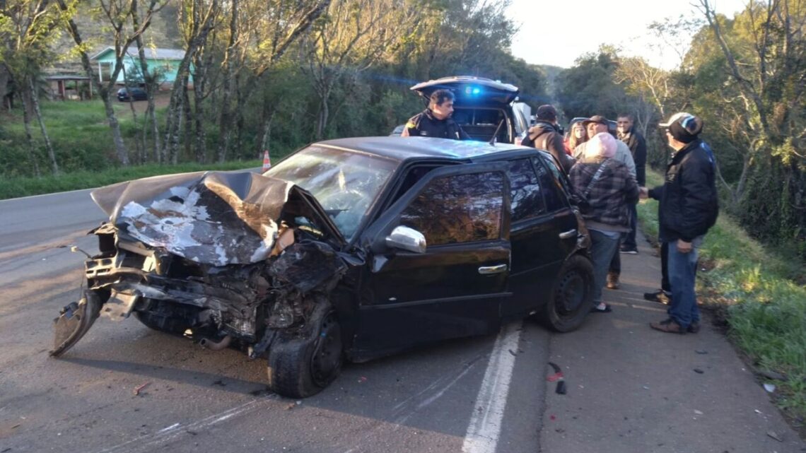 Colisão com cinco veículos deixa feridos na BR-282 Colisão com cinco veículos deixa feridos na BR-282