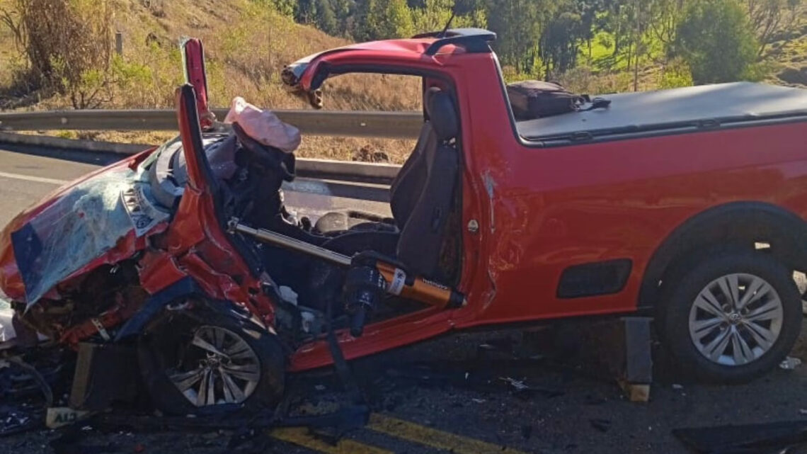 Colisão frontal entre saveiro e SUV deixa três feridos na SC-390