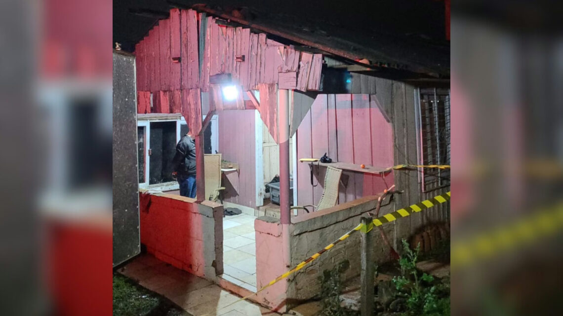 Corpo de jovem é encontrado em colchão na sala com marcas de sangue em SC Corpo de jovem é encontrado em colchão na sala com marcas de sangue em SC