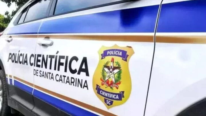 Corpo pendurado em árvore revela morte violenta em SC