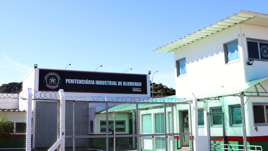 Advogada é flagrada em ato sexual com preso em penitenciária de SC; caso é investigado