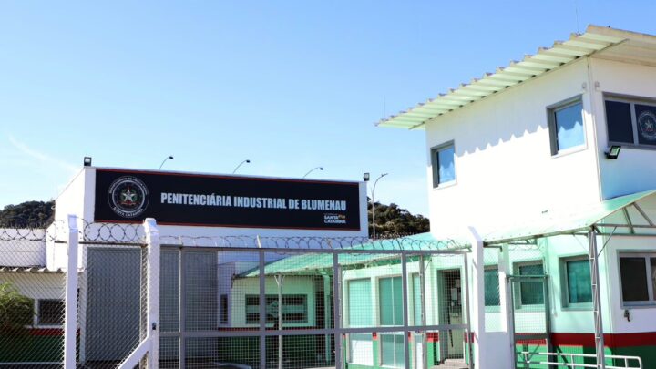 Advogada é flagrada em ato sexual com preso em penitenciária de SC; caso é investigado
