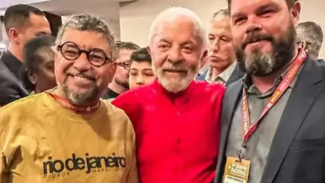 Lula posa para foto com neto de Fidel Castro em evento do PT