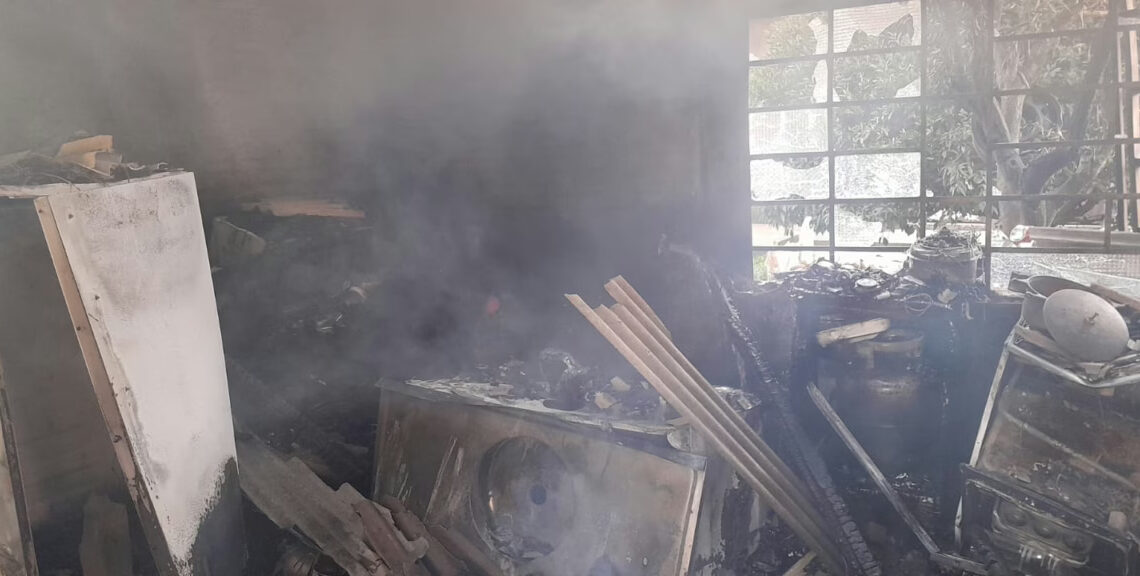 Explosão ao acender fogão à lenha com gasolina provoca incêndio em SC; imagens impressionantes Explosão ao acender fogão à lenha com gasolina provoca incêndio em SC; imagens impressionantes