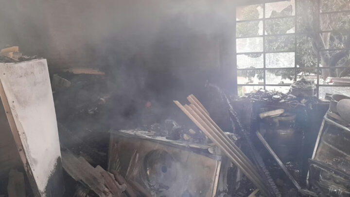 Explosão ao acender fogão à lenha com gasolina provoca incêndio em SC; imagens impressionantes