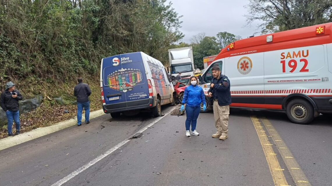 Grave acidente entre quatro veículos na BR-282 deixa um morto em Xaxim Grave acidente entre quatro veículos na BR-282 deixa um morto em Xaxim