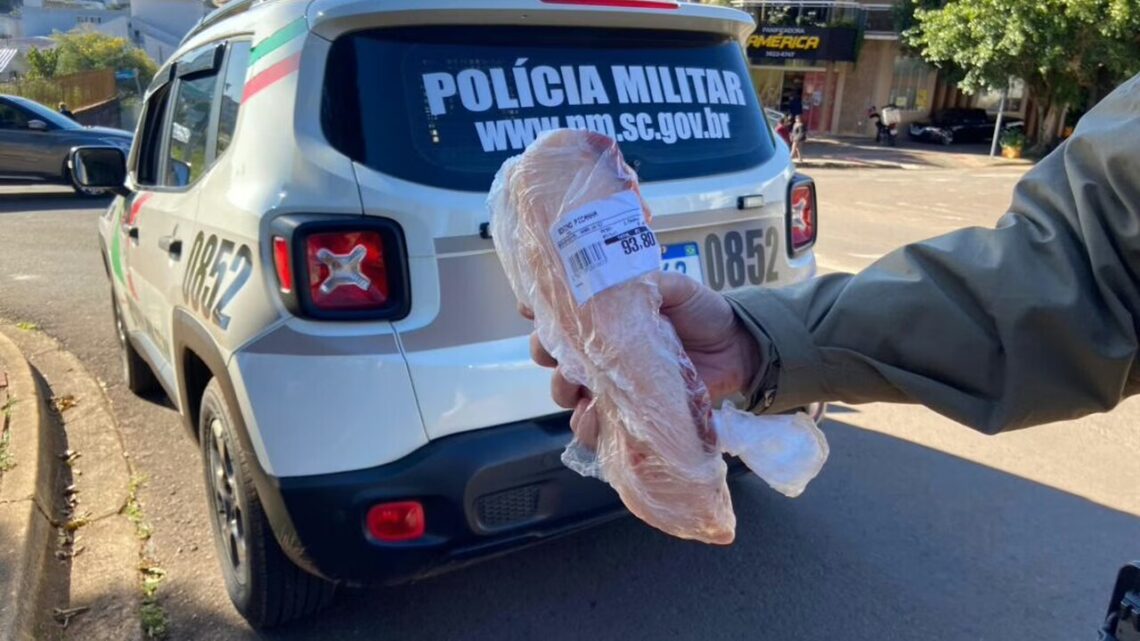 Homem é flagrado furtando picanha de supermercado de SC
