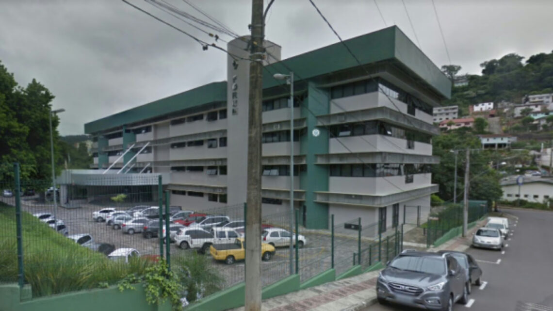 Homem é julgado após discussão por aluguel terminar em golpes de facão em SC Homem é julgado após discussão por aluguel terminar em golpes de facão em SC
