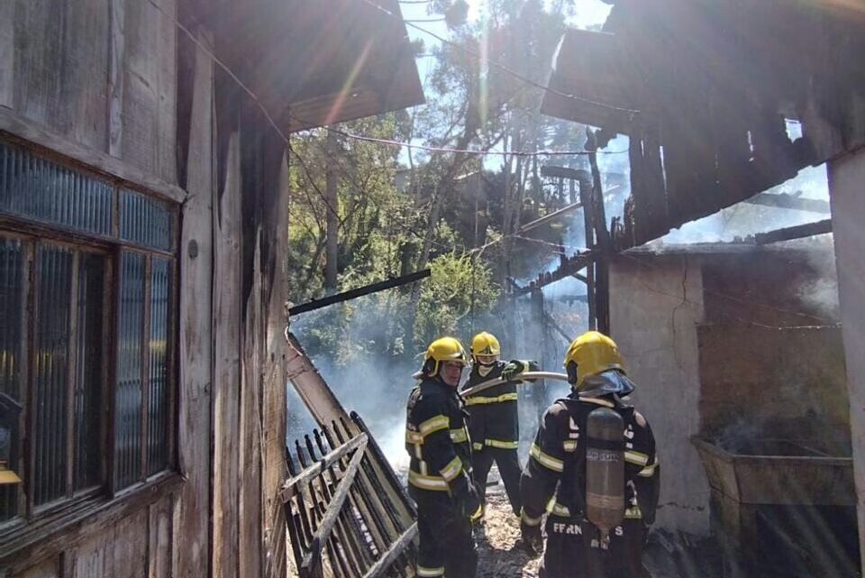 Homem morre após residência pegar fogo em SC Homem morre após residência pegar fogo em SC