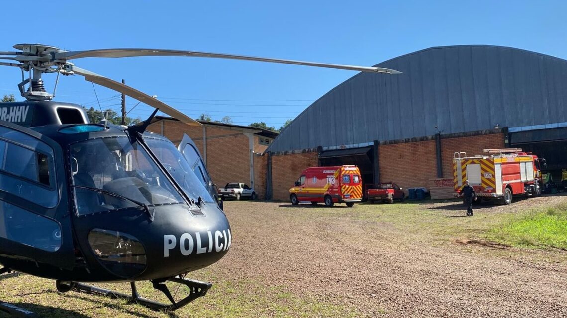 Homem tem mão esmagada e é socorrido pelo SAER-Fron Homem tem mão esmagada e é socorrido pelo SAER-Fron
